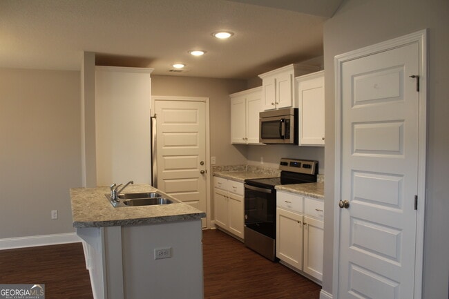 Building Photo - 7040 White Pine Ave