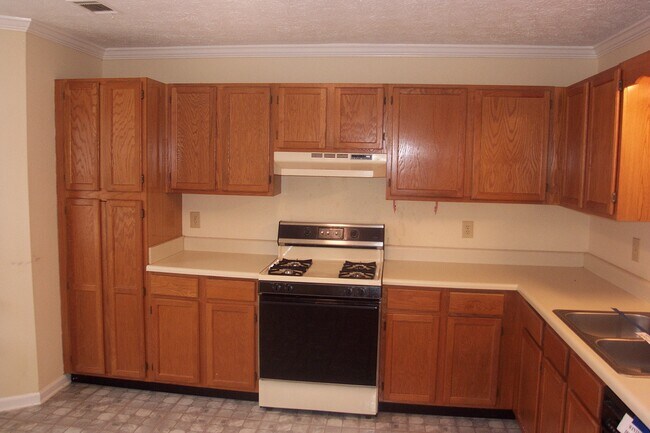 Kitchen - 1006 Kennesborough Rd NW