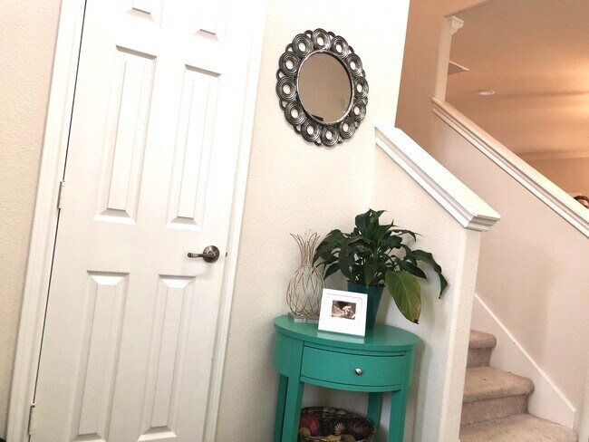 El práctico baño para invitados en el primer piso - 6407 Calgary Woods Ln