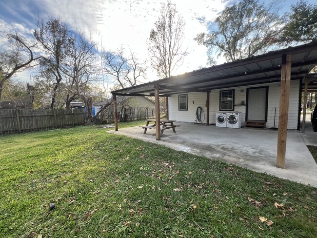 Building Photo - 10438 Barnham St