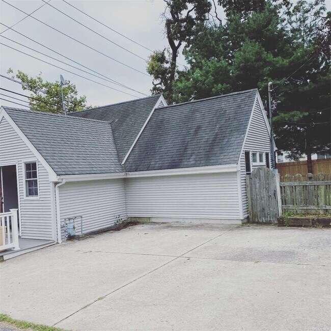 Building Photo - 498 Rosevale Ave