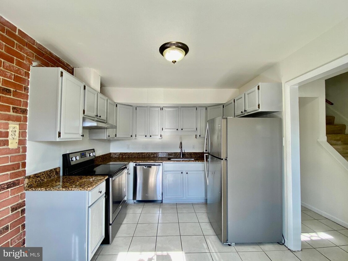 Primary Photo - 14748 Tamarack Pl