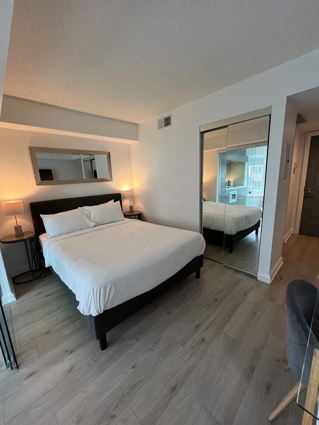 Building Photo - 150 Bloor St W