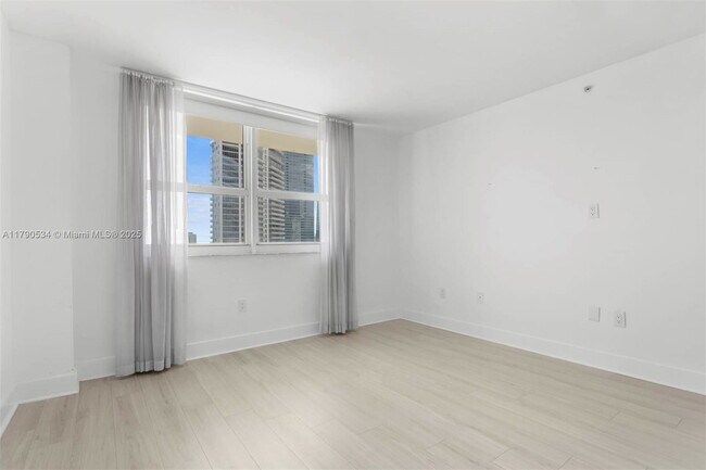 Foto del edificio - 1155 Brickell Bay Dr