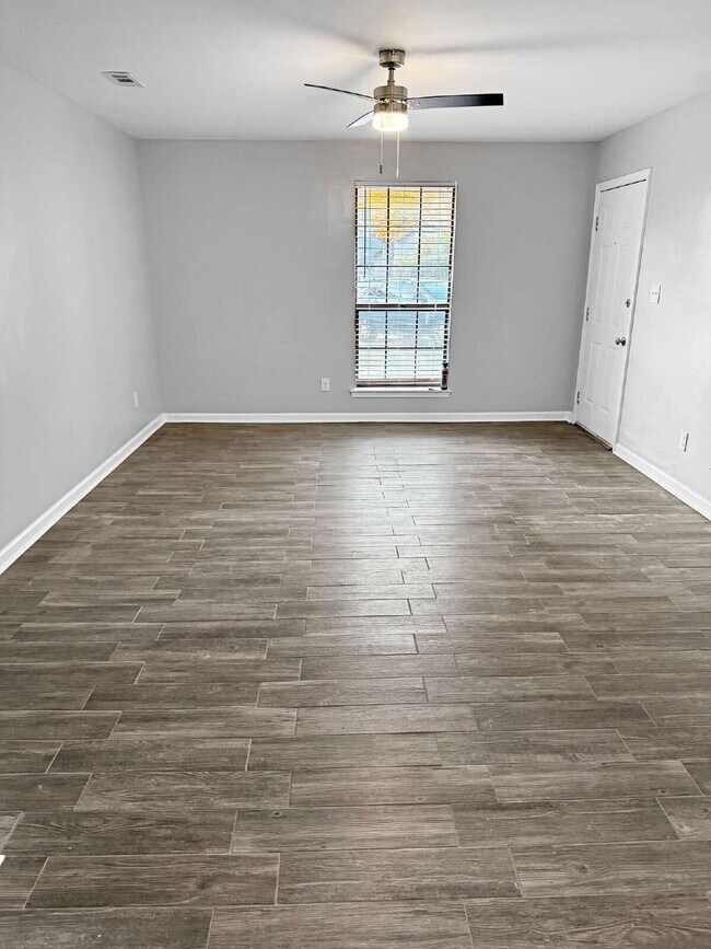 Foto del edificio - Luxury Fully Renovated 2-Bedroom with Brand-New Finishes – Minutes from Cordova Mall and NAS Pens...