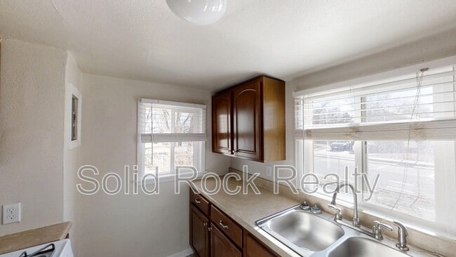 Foto del edificio - 2436 E Monument St