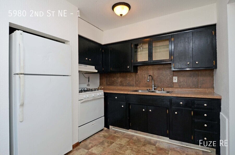 Primary Photo - AVAILABLE Now! 2 Bedroom Apartment in Quie...