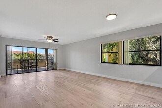 Building Photo - 700 Uno Lago Dr