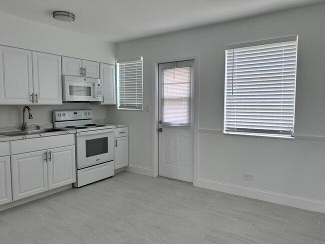 Foto del edificio - 630 Prosperity Farms Rd