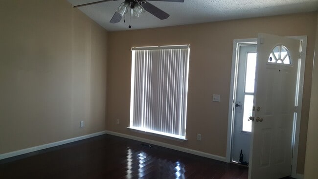 Building Photo - One LEVEL Home for Lease  3 Bedroom 2 FULL...