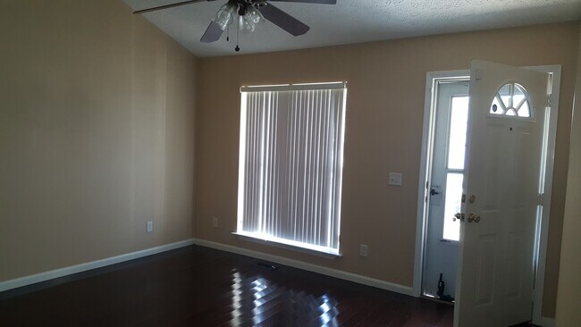 Foto del edificio - One LEVEL Home for Lease  3 Bedroom 2 FULL...