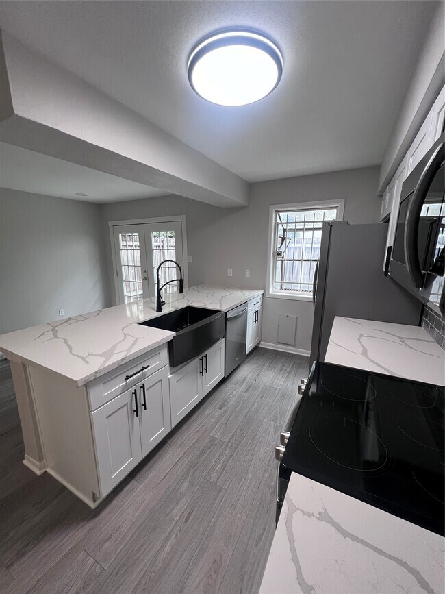 Foto del edificio - 5917 Fairdale Ln