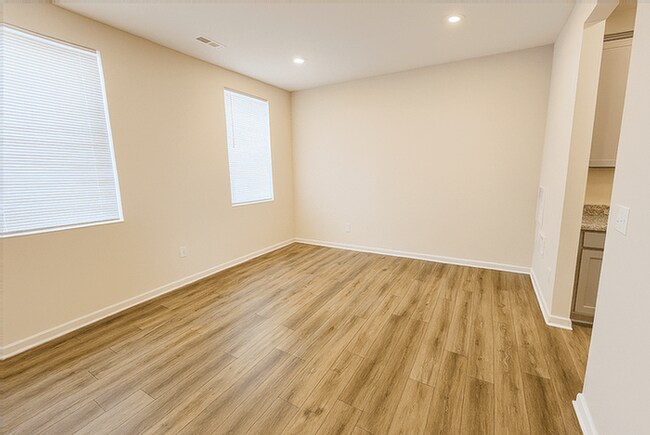 Building Photo - 1216 Lake Forest Dr