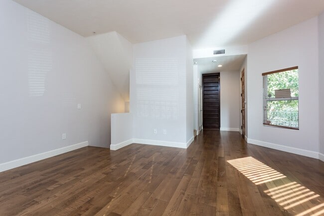 Building Photo - Stunning 4 Level Condo in Little Italy