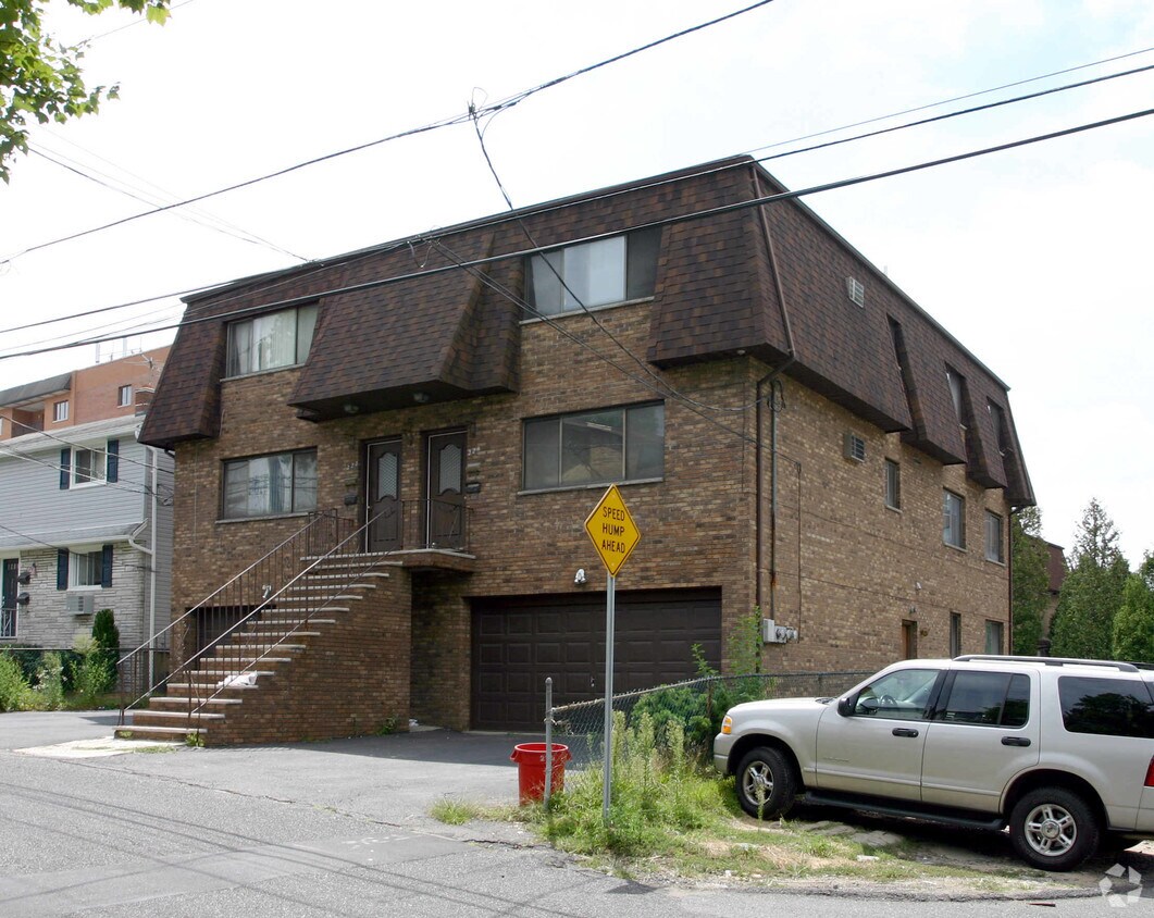 Primary Photo - 222-224 Crescent Ln