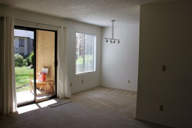 Building Photo - Kingsgate Ridge Condominiums - Kirkland