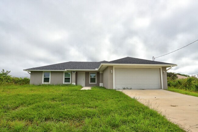 Foto del edificio - MUST SEE-CUSTOM BUILT-LARGE NEWER CONSTRUT...