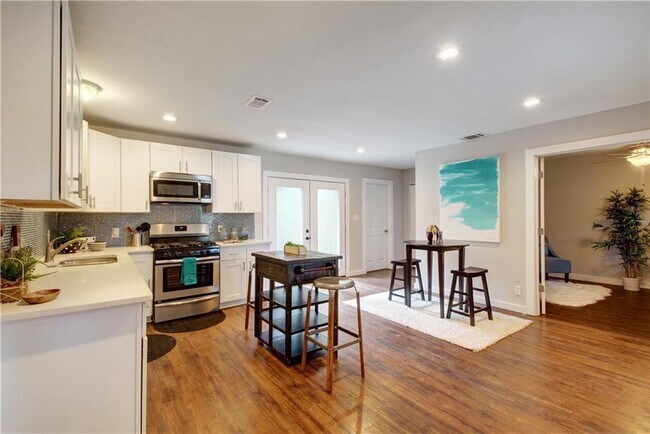 Lovely open kitchen - 4906 Eastdale Dr