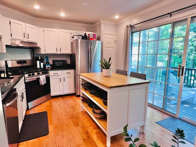 Building Photo - LAKE RIDGE TOWNHOUSE - HANDY TO QUANTICO A...