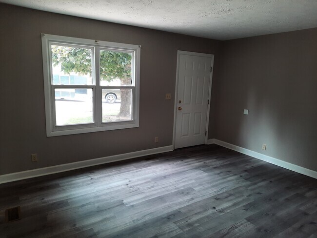 Building Photo - 2425 Apache Dr