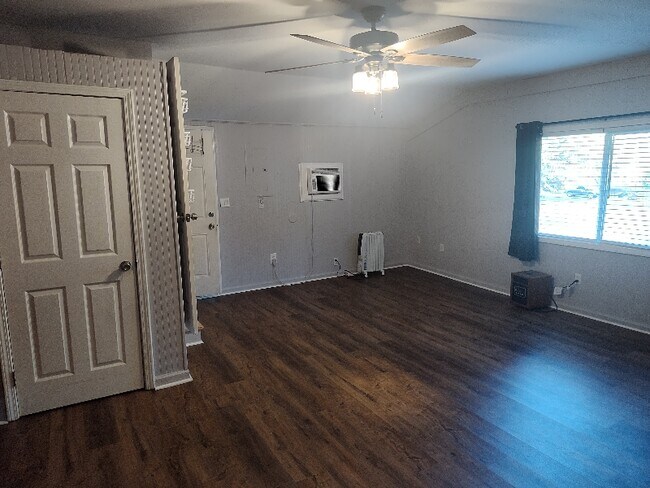 Foto del edificio - 683 Carlouetta Rd