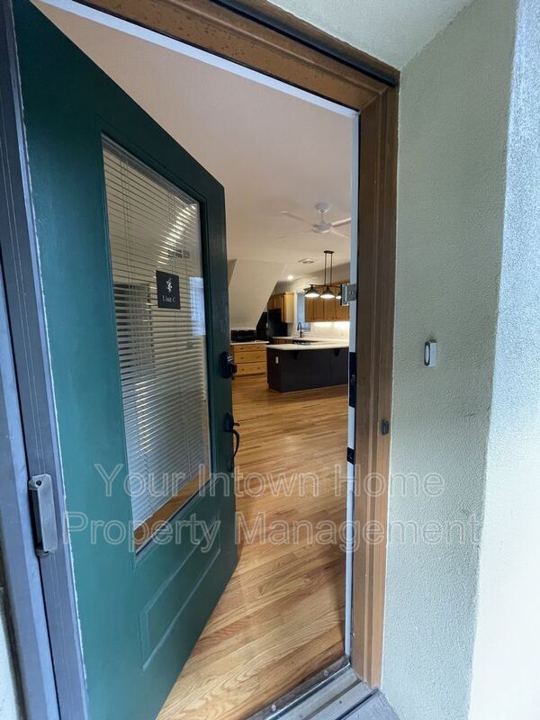 Foto del edificio - 884 Lake Ave NE