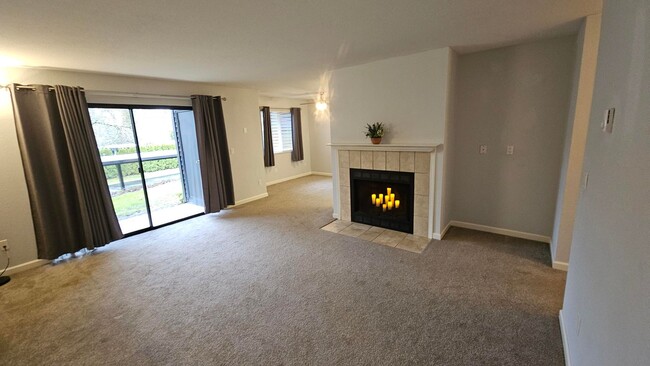 Building Photo - Charming, semi-private 2 bed, 2 bath condo