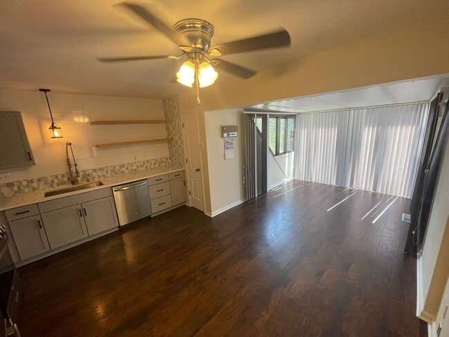 Building Photo - Beautiful 3 bed 3.5 bath townhome in KCMO