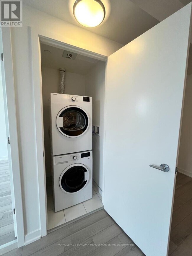 Photo du bâtiment - 3079 Trafalgar Rd