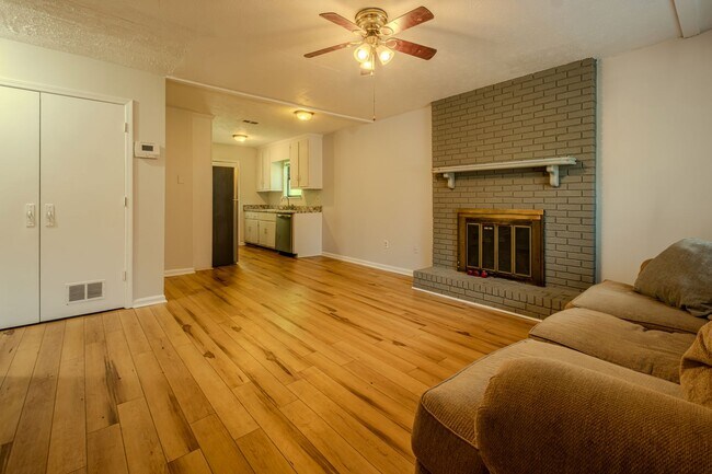 Foto del edificio - 1180 Whit Davis Rd