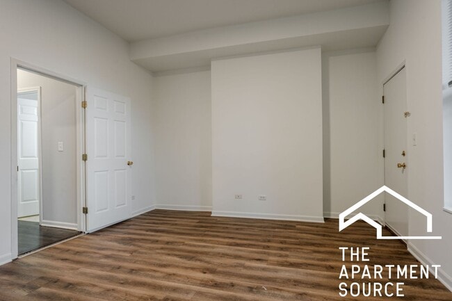 Building Photo - HUGE 2BR/1BA Close to Blue Line!