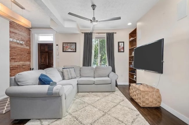 Building Photo - *Beautifully Updated & Spacious 3BD/2.5BA ...