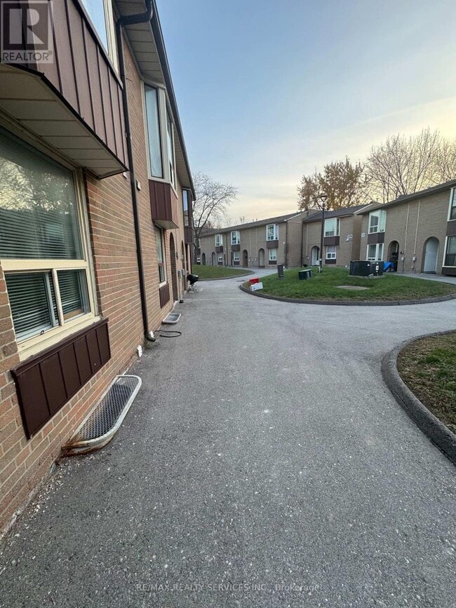 Photo du bâtiment - 246 John Garland Blvd