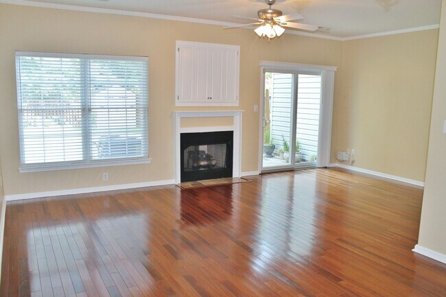 Foto del edificio - MUST SEE!! 3 Bedroom Townhome with Fenced ...