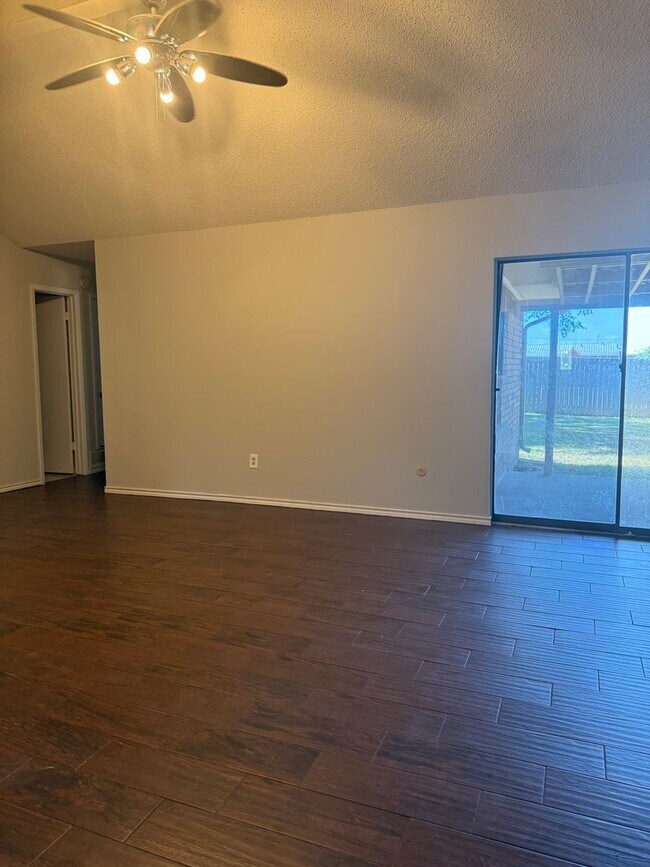 Building Photo - Beautiful 3/2/2 with large backyard and co...