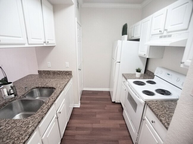 Foto del edificio - Beautiful 1/1 Pool View Condo x Rent @ Upt...