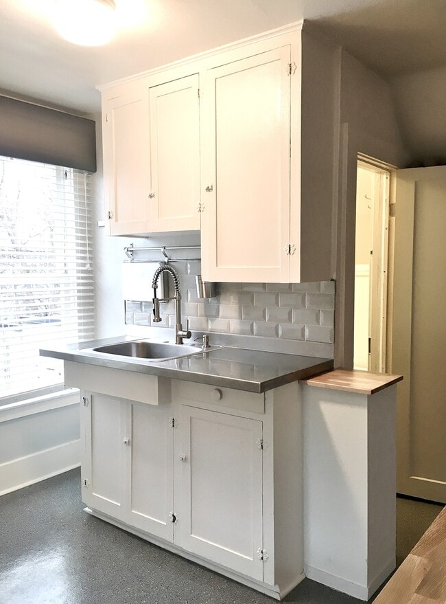 Building Photo - Alturas St Triplex