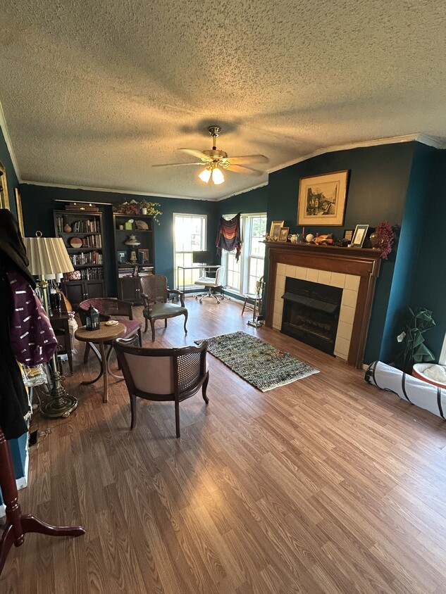 Family Room - 586 Sells Ln
