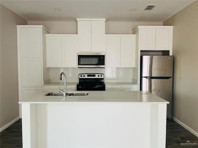 Building Photo - 1401 Shavano Dr