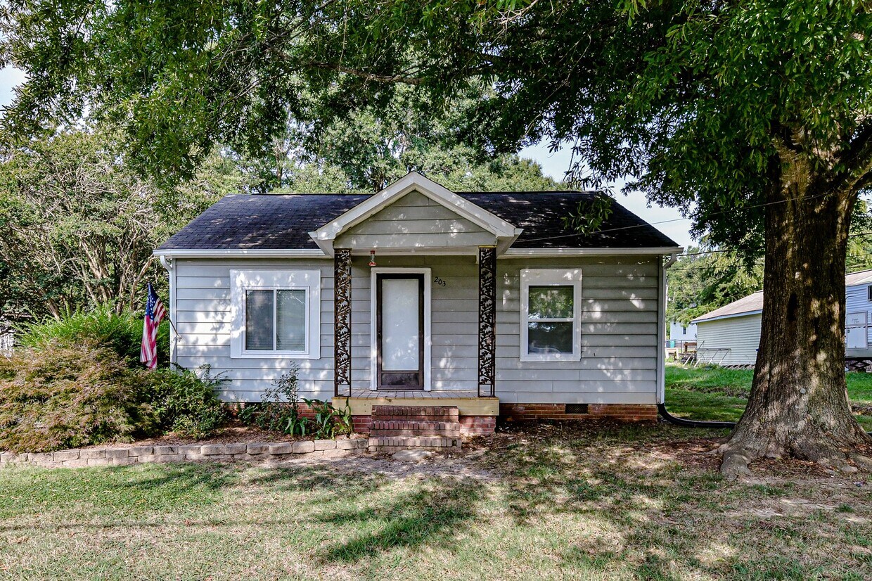 Primary Photo - 203 N Love Chapel Rd