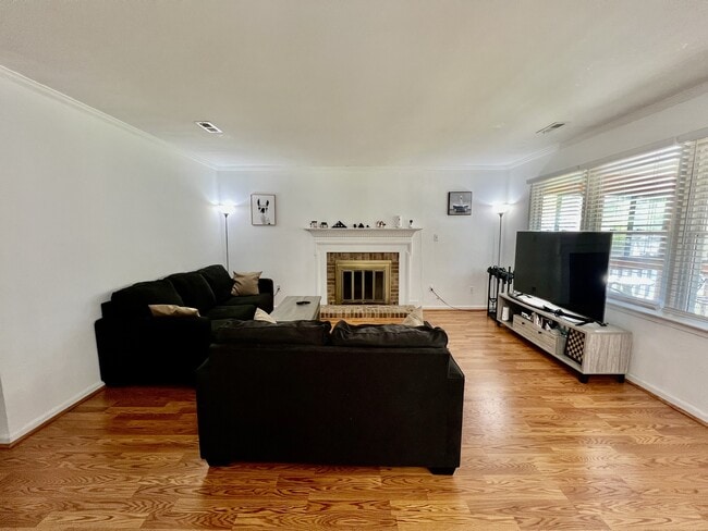 Building Photo - 705 Macneil Dr
