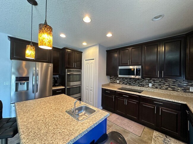 Building Photo - SPACIOUS 6 BEDROOM, 4 BATH home in Tavares!