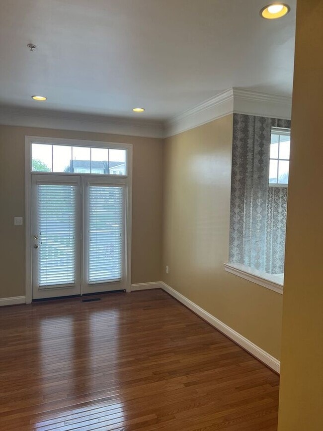 Building Photo - 8801 Mirror Lake Way