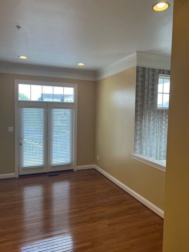Foto del edificio - 8801 Mirror Lake Way