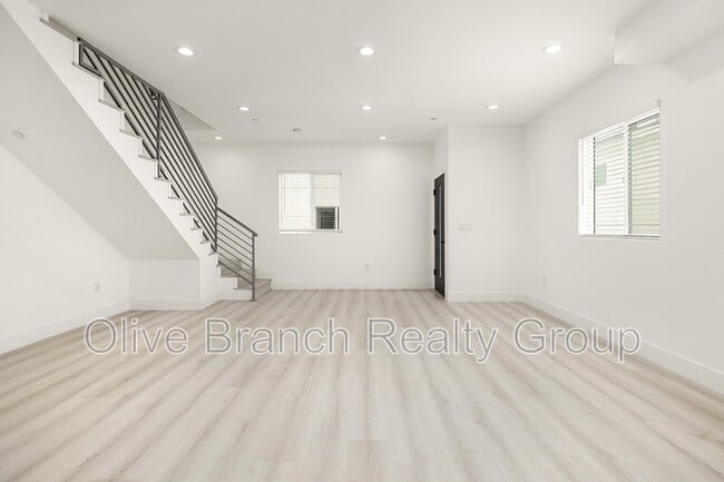 Building Photo - 923 N Beaudry Ave