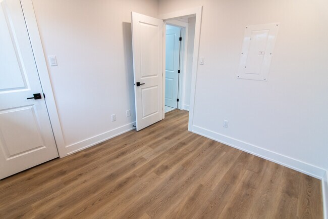 Photo du bâtiment - Unit 1B | Upper Level | 2 Bedroom, 1 Bathroom