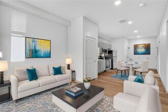 Building Photo - 1624 Lonsdale Ave