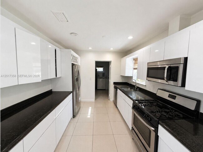 Foto del edificio - 21011 NE 25th Ct