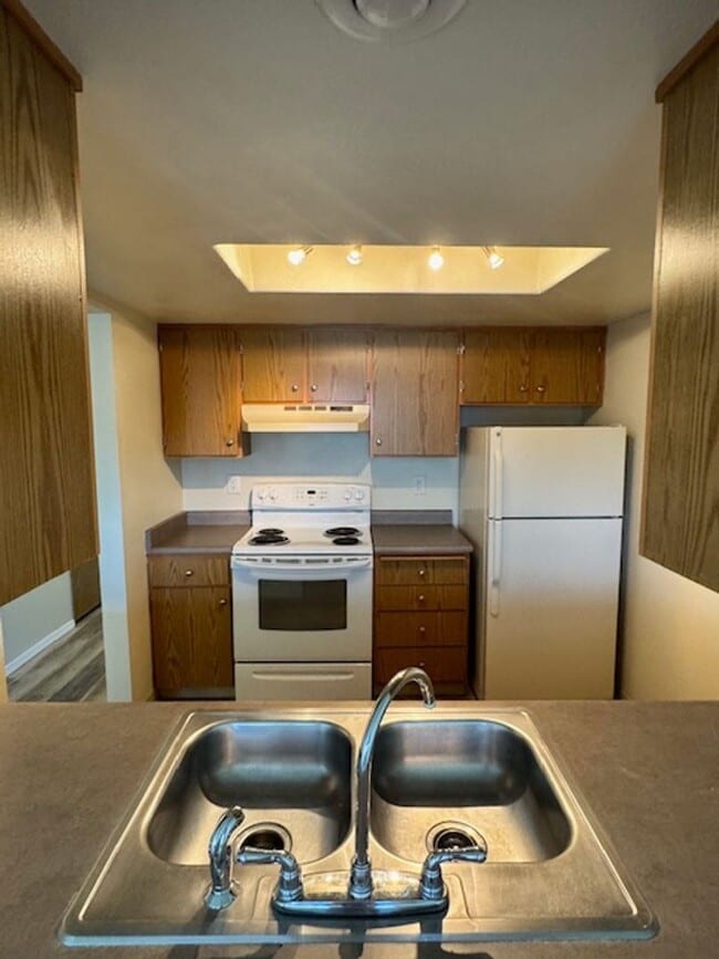 Building Photo - SINGLE LEVEL 2 BEDROOM CONDO