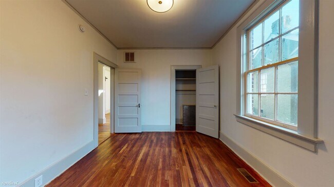 Building Photo - 1 br, 1 bath Duplex - 2213 Bull Street A
